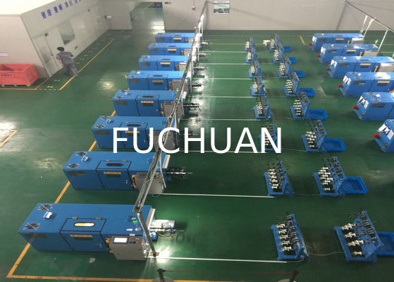 เครื่องบิดลวดทองแดงสีฟ้าอ่อน เครื่องจักรที่ทำงานด้วยหน้าจอสัมผัส